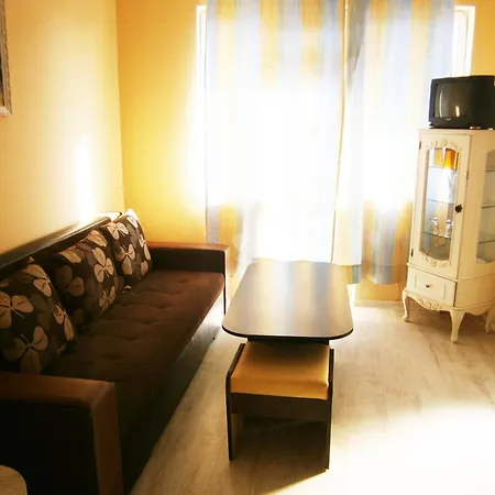 Family White House فندق بوموري