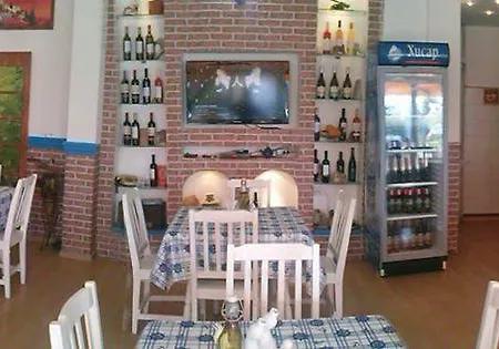 Family White House فندق