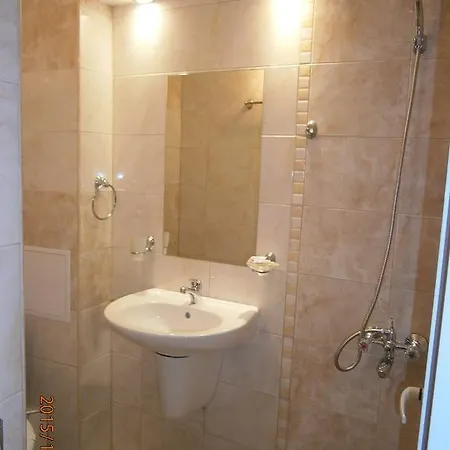 Family White House 2* بوموري